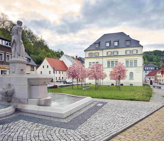 Rückseite des Uhrenmuseums mit Stadtbrunnen und Zeitgarten, Fotos: René Gaens